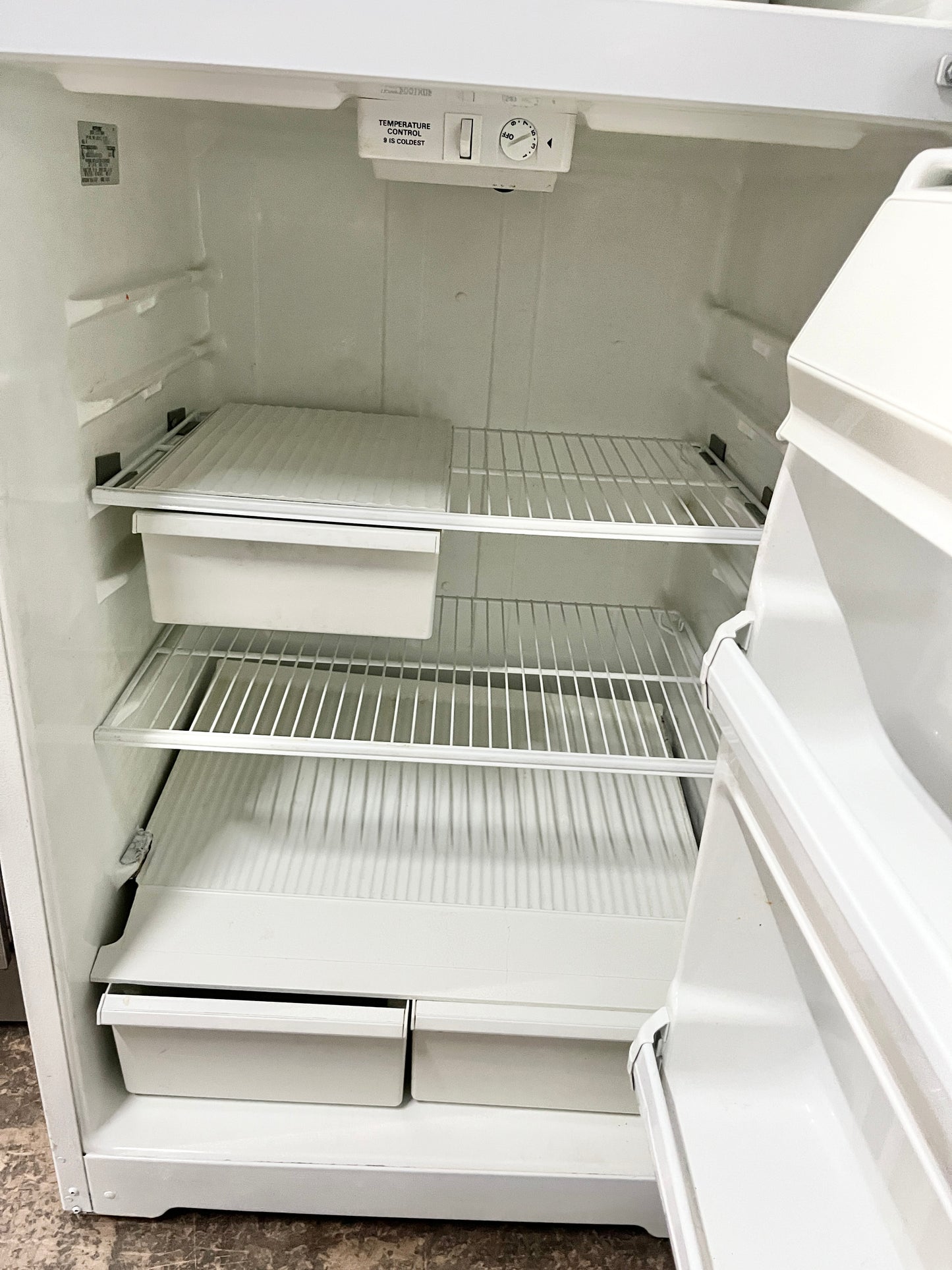 Hotpoint 28 Inch Top Freezer White Refrigerator , White , 101238