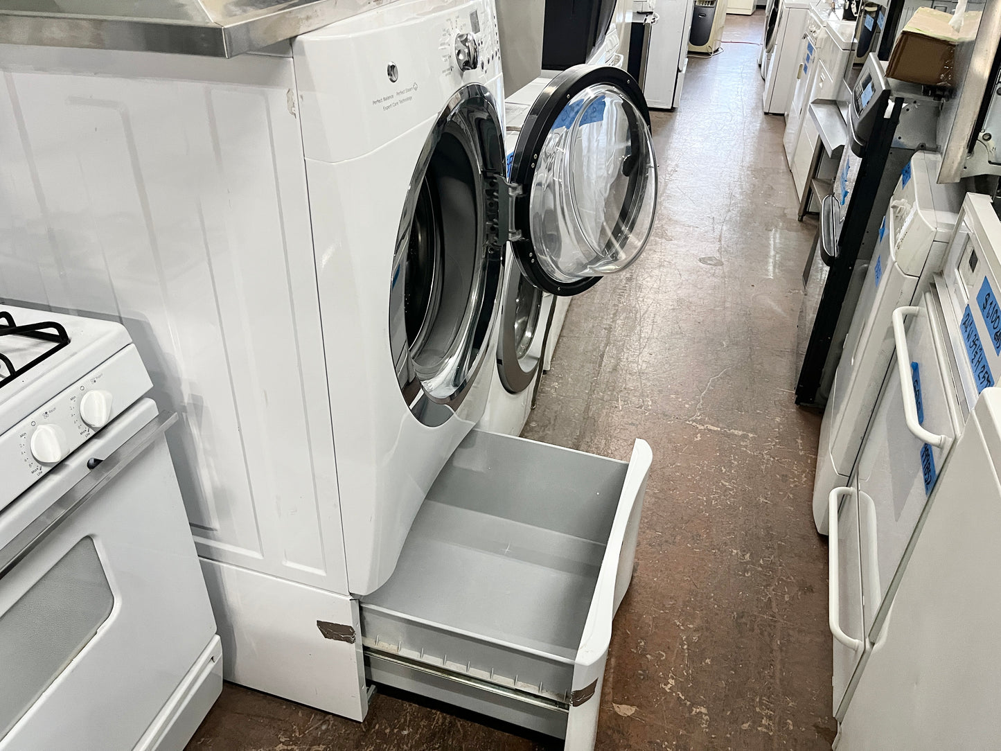 Electrolux IQ Touch Series  EIFLS60JIW 27 Inch 4.3 cu. ft. Front Load Washer with 11 Wash Cycles, 1,300 RPM, Perfect Steam, Fast Wash, Deep Clean, Perfect Balance Vibration System ENERGY STAR Island White , 101266