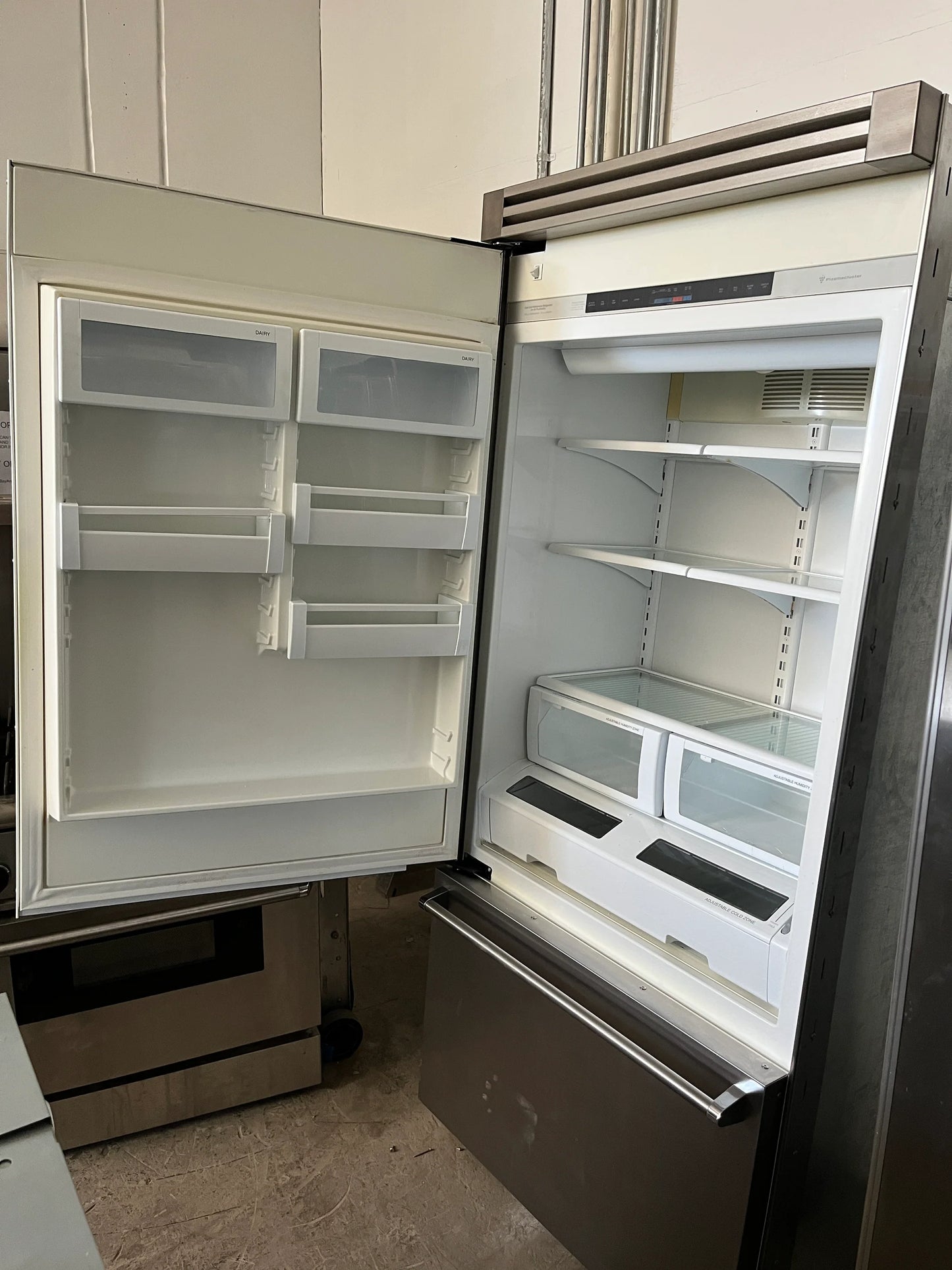 Viking 5 Series 36 Built In Bottom Freezer Refrigerator VCBB5363ELSS,Stainless Steel,Air Purifier,2 Deli Drawers,SpillProof Glass Shelves,2 Humidity Zones,Aluminum Door Bins,20.4 Cu. Ft. Capacity,Sabbath Mode,Stainless Steel,Left Hinge Door Swing,444130