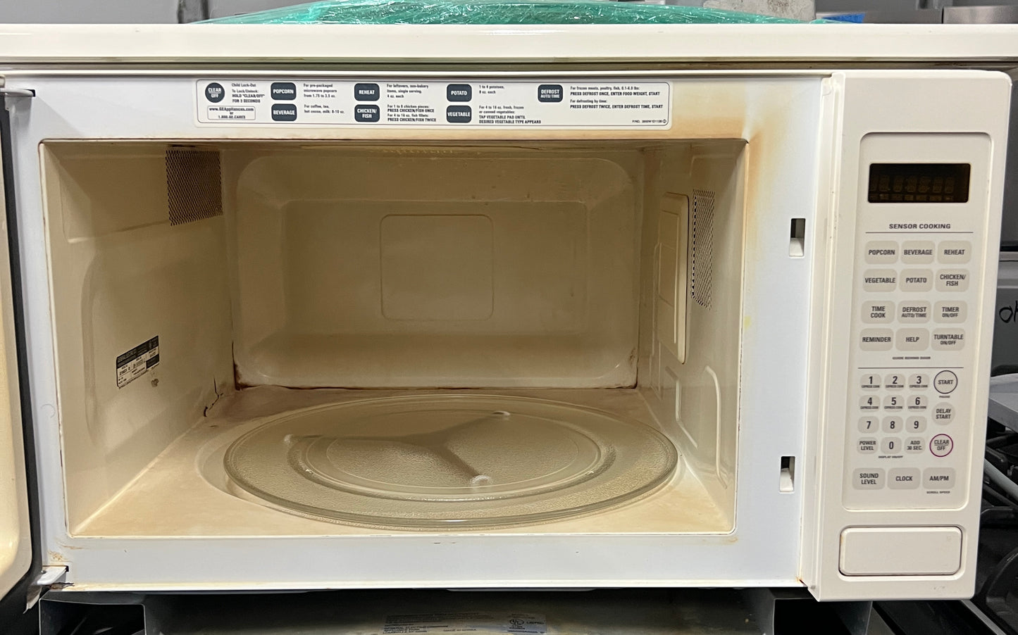 24" GE Countertop Microwave 1.8 cu.ft in White 999196