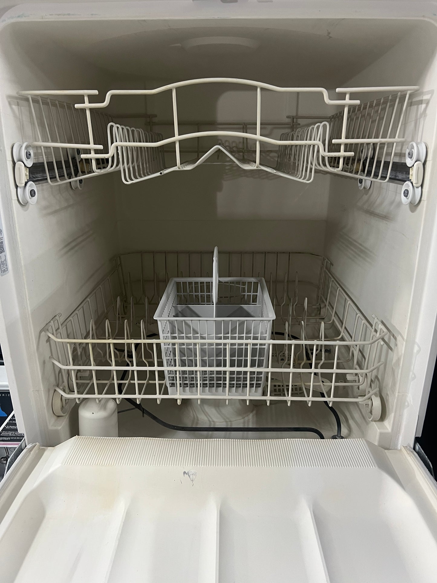 24" GE Dishwasher in White Used & Working 999206