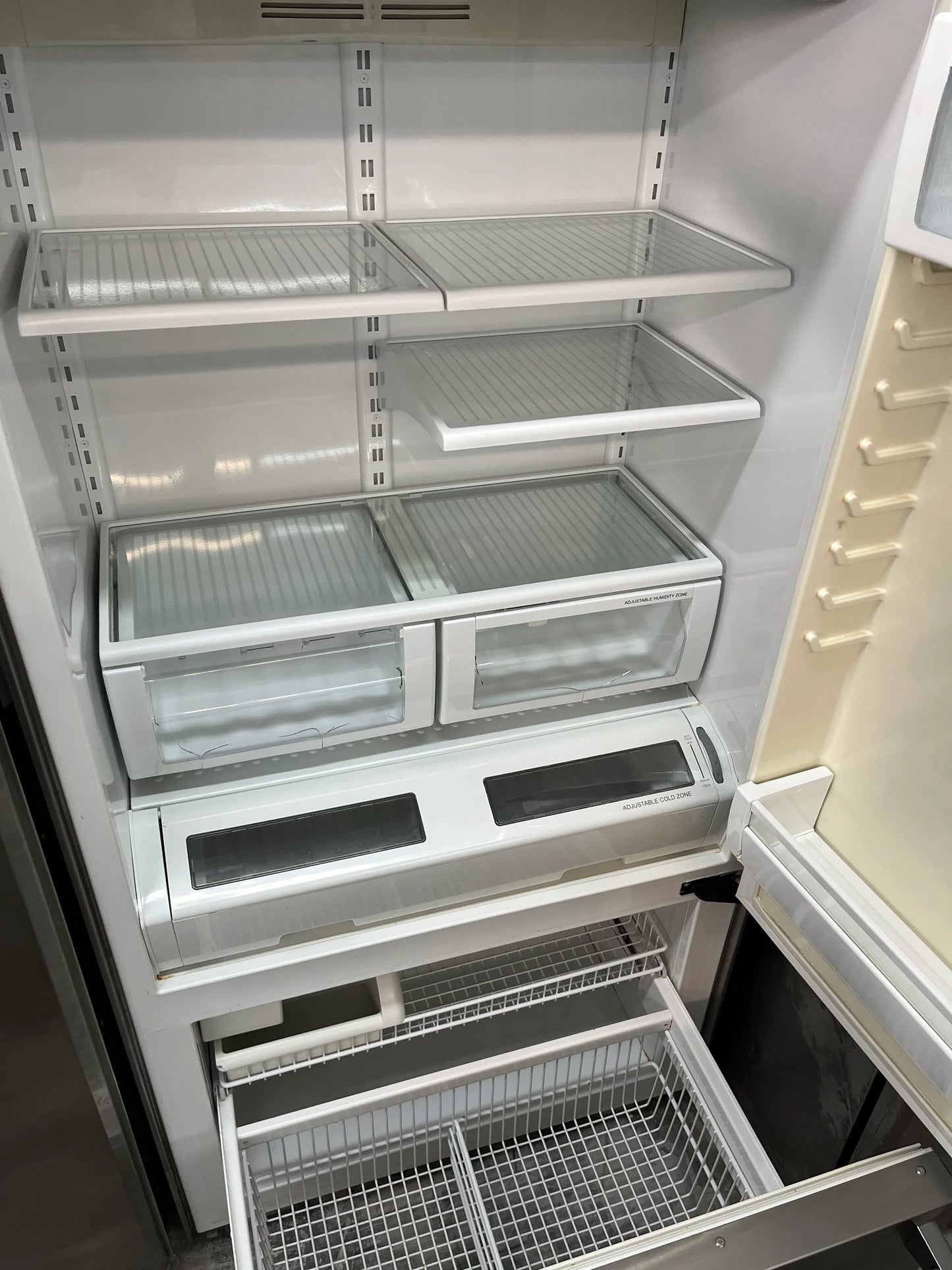 Viking 5 Series 36 Inch Built In Bottom Freezer Refrigerator,Model VCBB5363ERSS,Air Purifier,2 Deli Drawers,Spillproof Glass Shlevesm2 Humidity Zones,Aluminum Door Bins,20.4 Cu. Ft. Capacity,Right Hinge Door Swing,Stainless Steel 444159