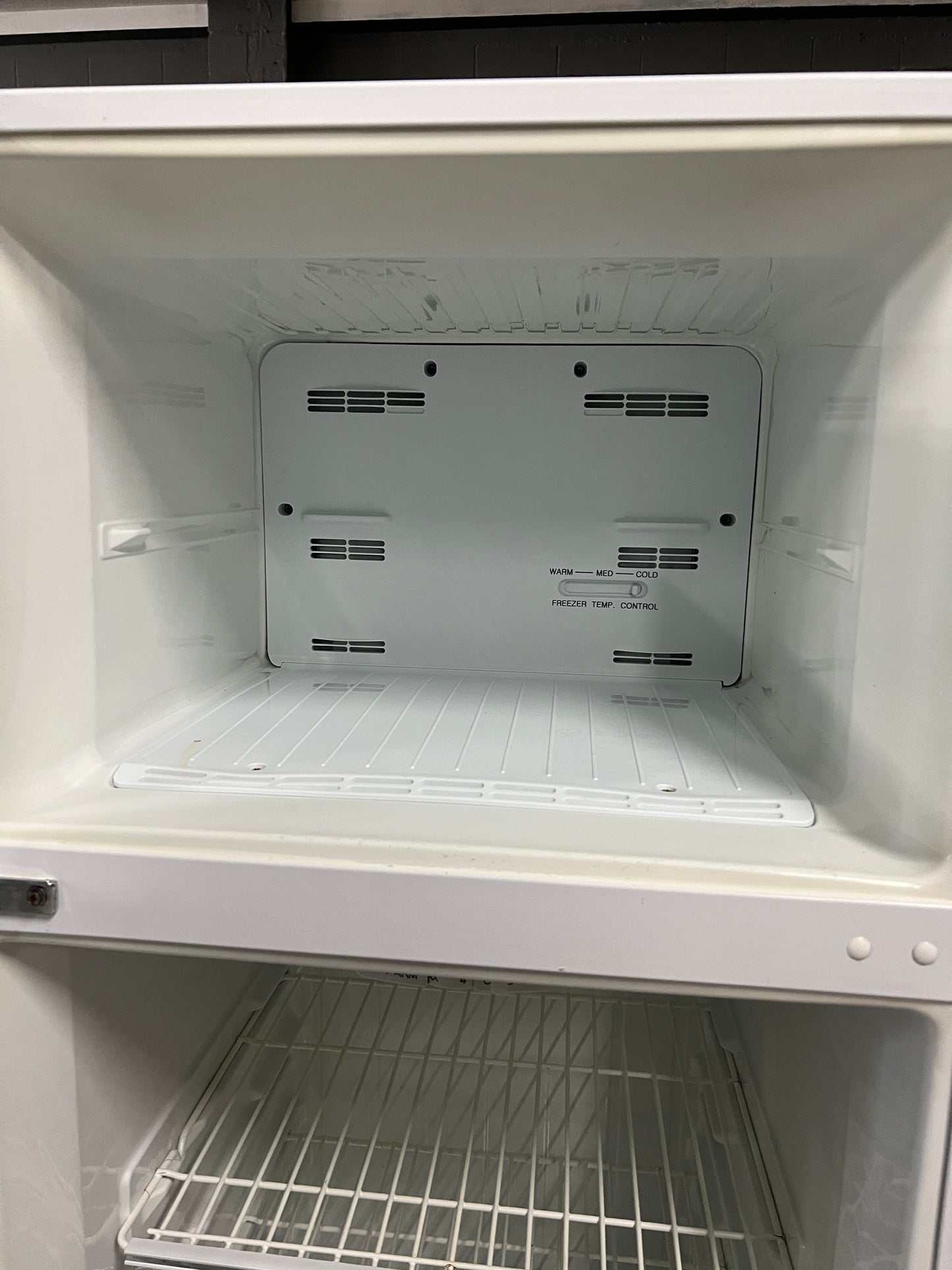 24" Sanyo Top Freezer Refrigerator in White 999244