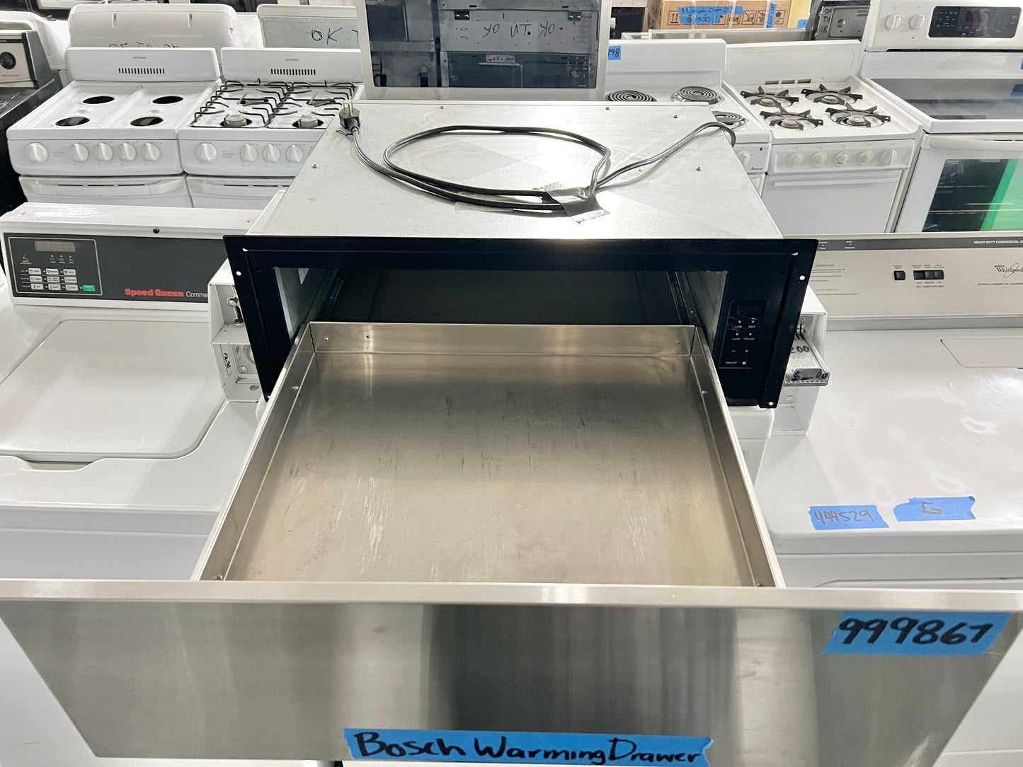 Bosch 500 Series  HWD5751UC 27 Inch Warming Drawer with 3 Power Levels, Proofing, Auto Shut-Off, 1.9 cu. ft. Capacity, 450 Watt Heating Element, Sturdy Ball Bearing Telescopic Rails Star-K Certified HWD5751UC/01 , Stainless Steel. , 999867