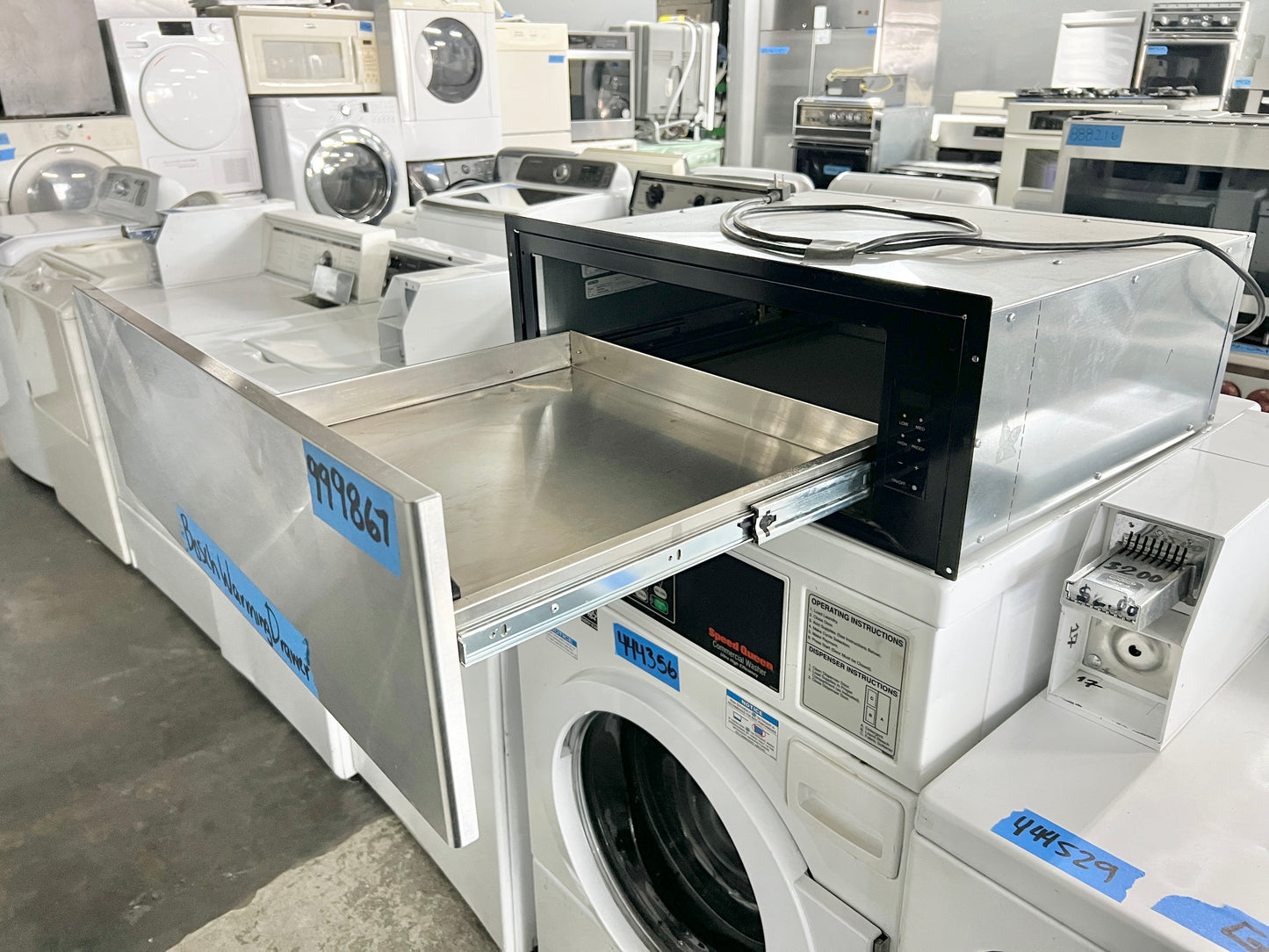 Bosch 500 Series  HWD5751UC 27 Inch Warming Drawer with 3 Power Levels, Proofing, Auto Shut-Off, 1.9 cu. ft. Capacity, 450 Watt Heating Element, Sturdy Ball Bearing Telescopic Rails Star-K Certified HWD5751UC/01 , Stainless Steel. , 999867