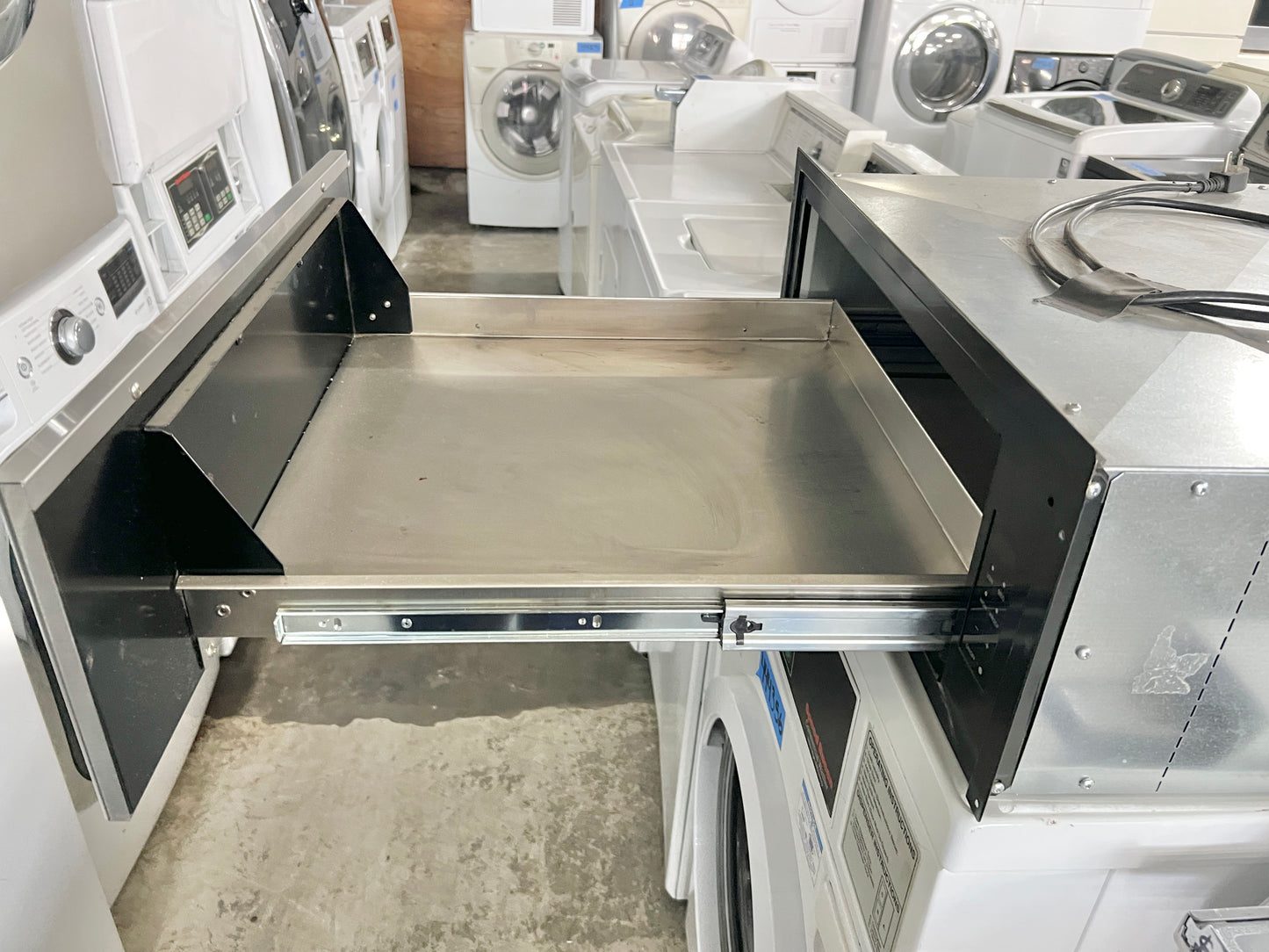 Bosch 500 Series  HWD5751UC 27 Inch Warming Drawer with 3 Power Levels, Proofing, Auto Shut-Off, 1.9 cu. ft. Capacity, 450 Watt Heating Element, Sturdy Ball Bearing Telescopic Rails Star-K Certified HWD5751UC/01 , Stainless Steel. , 999867