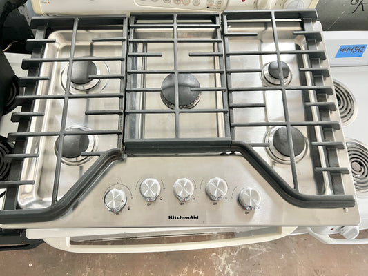 30 inch KitchenAid  KCGS350ESS Gas Cooktop 5 Sealed Burners, Continuous Grates, 17,000 BTU Multiflame Burner, Even-Heat™ Simmer Burner, Electronic Ignition, Multi-Finish Knobs, and ADA Stainless Steel , 444356