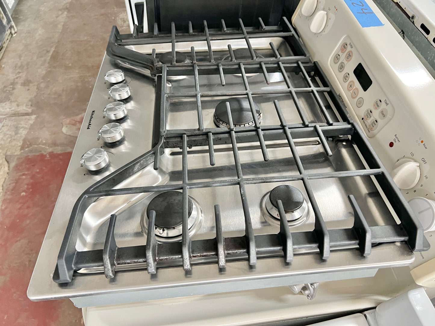 30 inch KitchenAid  KCGS350ESS Gas Cooktop 5 Sealed Burners, Continuous Grates, 17,000 BTU Multiflame Burner, Even-Heat™ Simmer Burner, Electronic Ignition, Multi-Finish Knobs, and ADA Stainless Steel , 444356