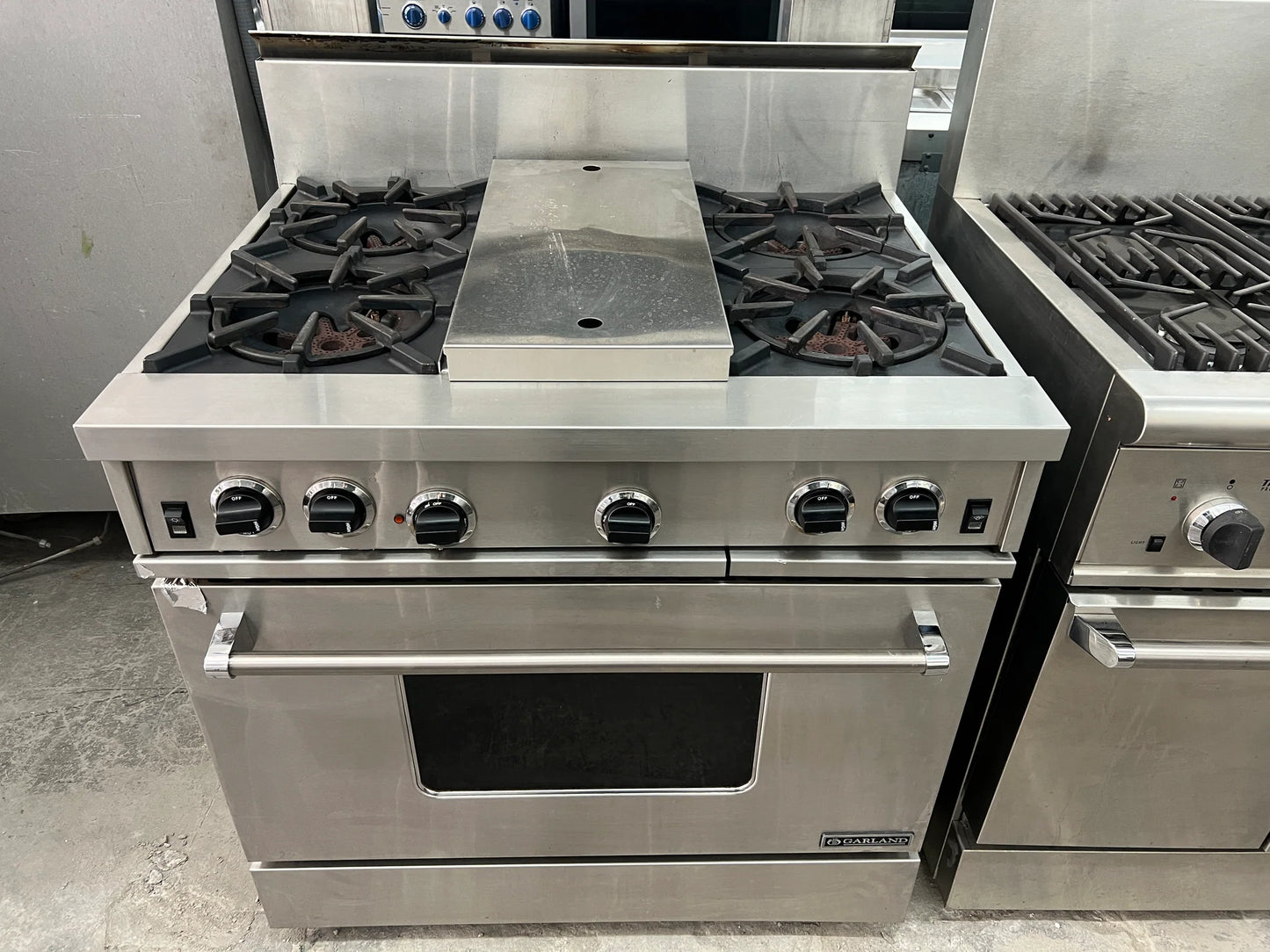 Garland 36 Inch Gas Range in Stainless Steel, 4 Open Burners with Griddle Convection Oven , 369443