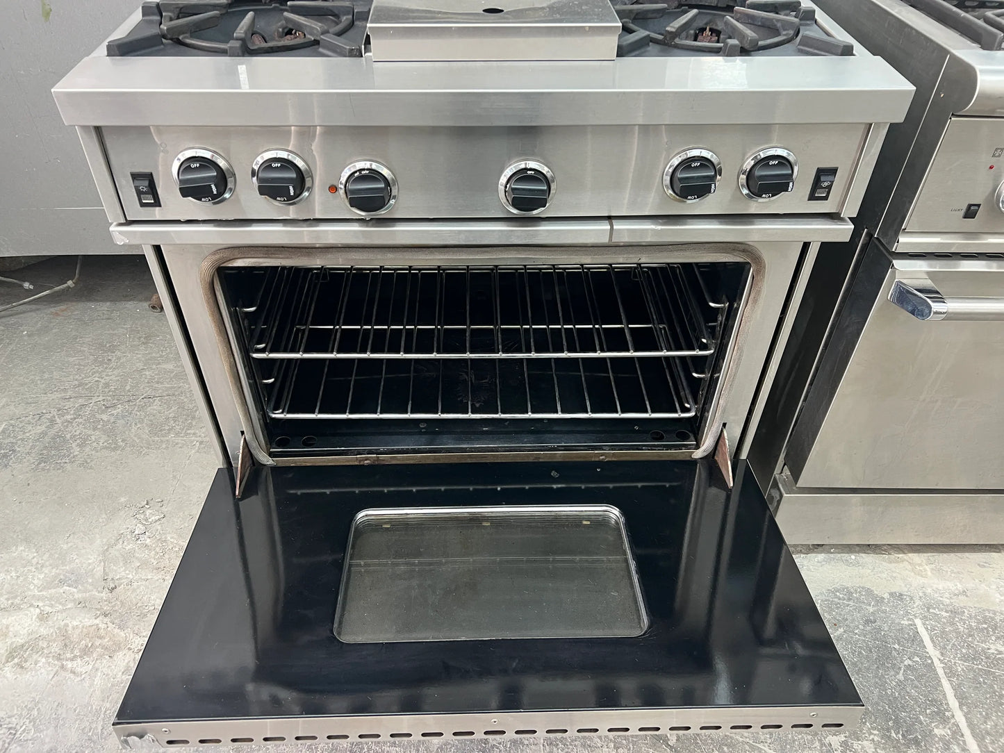 Garland 36 Inch Gas Range in Stainless Steel, 4 Open Burners with Griddle Convection Oven , 369443