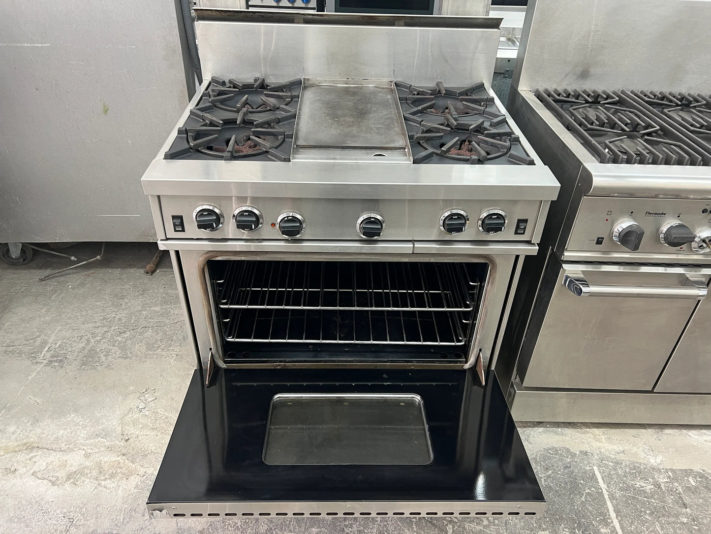 Garland 36 Inch Gas Range in Stainless Steel, 4 Open Burners with Griddle Convection Oven , 369443