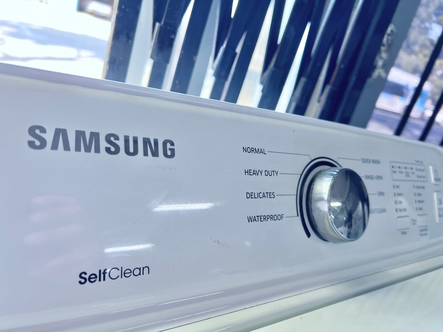 27 Inch Samsung  WA40J3000AW 4.0 cu. ft. Top Load Washer , 8 Wash Cycles, 700 RPM, Soft Close Lid, Diamond Drum Interior and Self Clean , 444328