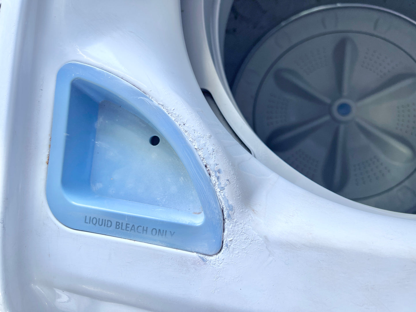 27 Inch Samsung  WA40J3000AW 4.0 cu. ft. Top Load Washer , 8 Wash Cycles, 700 RPM, Soft Close Lid, Diamond Drum Interior and Self Clean , 444328