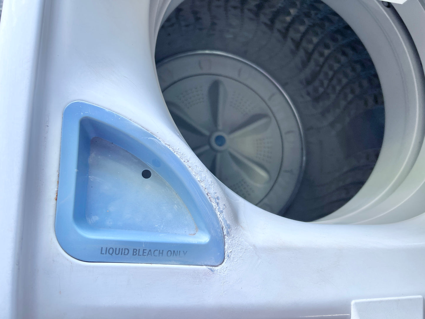 27 Inch Samsung  WA40J3000AW 4.0 cu. ft. Top Load Washer , 8 Wash Cycles, 700 RPM, Soft Close Lid, Diamond Drum Interior and Self Clean , 444328