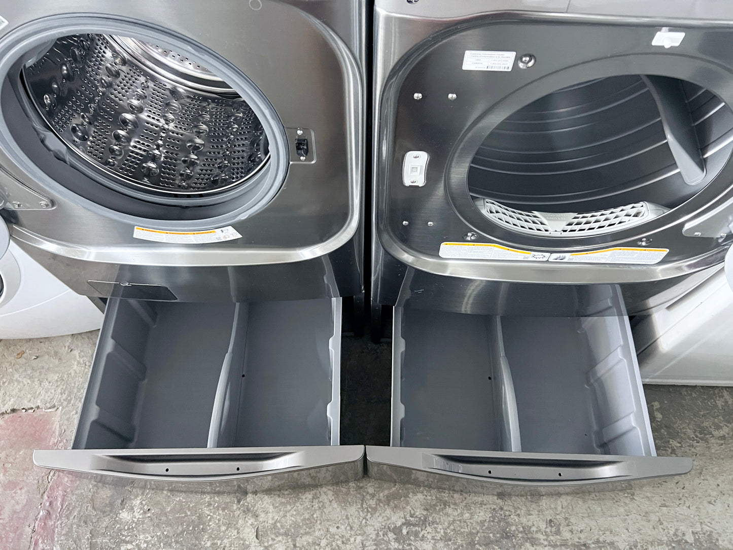 29 Inch LG Front Load 5.2 Cu Ft Washer & Electric Dryer 9.0 Cu Ft  Set In Graphite Steel DLEX8100V, WM8100HVA, 444274