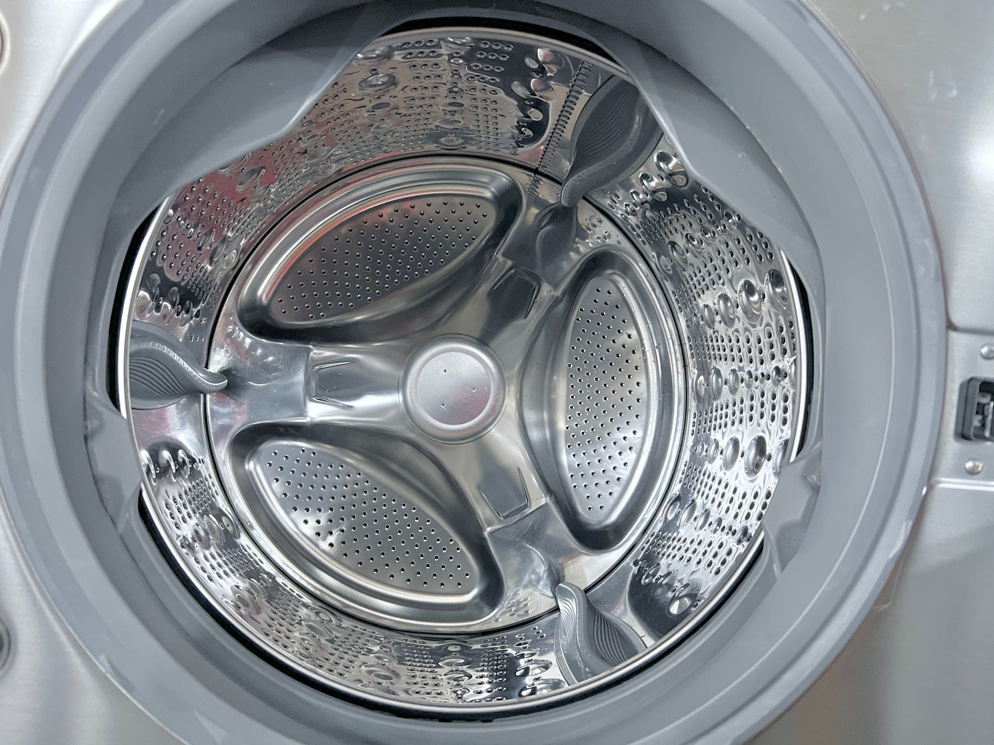 29 Inch LG Front Load 5.2 Cu Ft Washer & Electric Dryer 9.0 Cu Ft  Set In Graphite Steel DLEX8100V, WM8100HVA, 444274