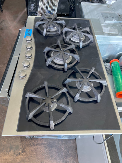 36 Inch Viking Designer Series  DGCU1655BSB  Gas Cooktop , 5 Sealed Burners, Brass Flame Ports, Push-to-Turn Safety Feature , Automatic Re-ignition, Black Glass ,  Natural Gas , Stainless Steel ,  Used Condition , 444351
