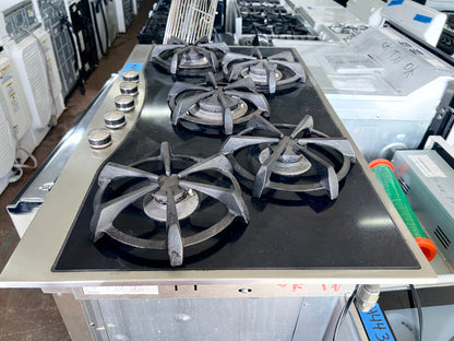 36 Inch Viking Designer Series  DGCU1655BSB  Gas Cooktop , 5 Sealed Burners, Brass Flame Ports, Push-to-Turn Safety Feature , Automatic Re-ignition, Black Glass ,  Natural Gas , Stainless Steel ,  Used Condition , 444351