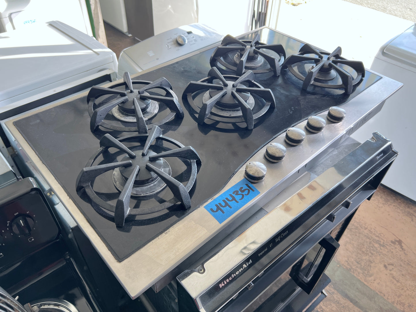 36 Inch Viking Designer Series  DGCU1655BSB  Gas Cooktop , 5 Sealed Burners, Brass Flame Ports, Push-to-Turn Safety Feature , Automatic Re-ignition, Black Glass ,  Natural Gas , Stainless Steel ,  Used Condition , 444351