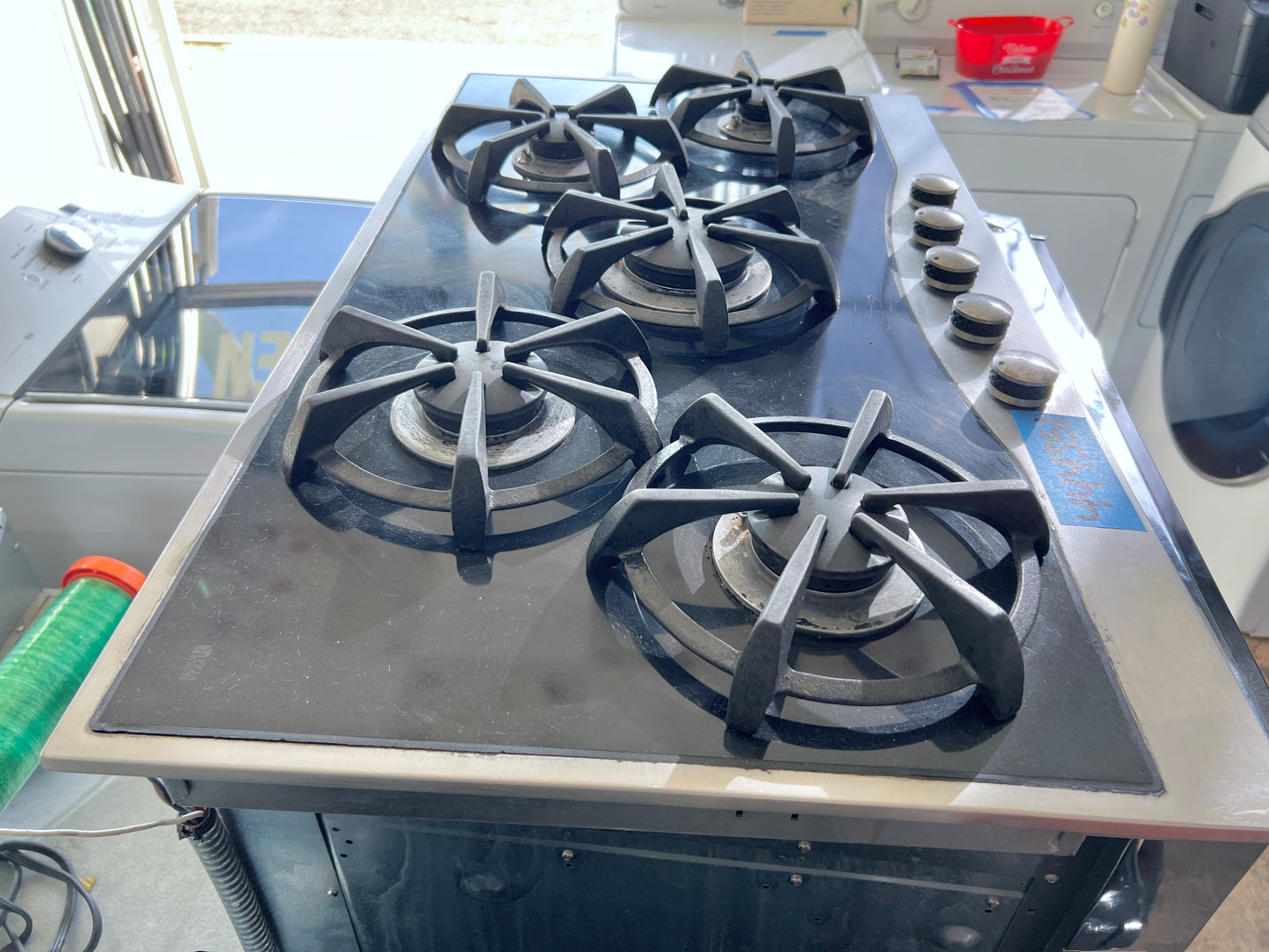 36 Inch Viking Designer Series  DGCU1655BSB  Gas Cooktop , 5 Sealed Burners, Brass Flame Ports, Push-to-Turn Safety Feature , Automatic Re-ignition, Black Glass ,  Natural Gas , Stainless Steel ,  Used Condition , 444351