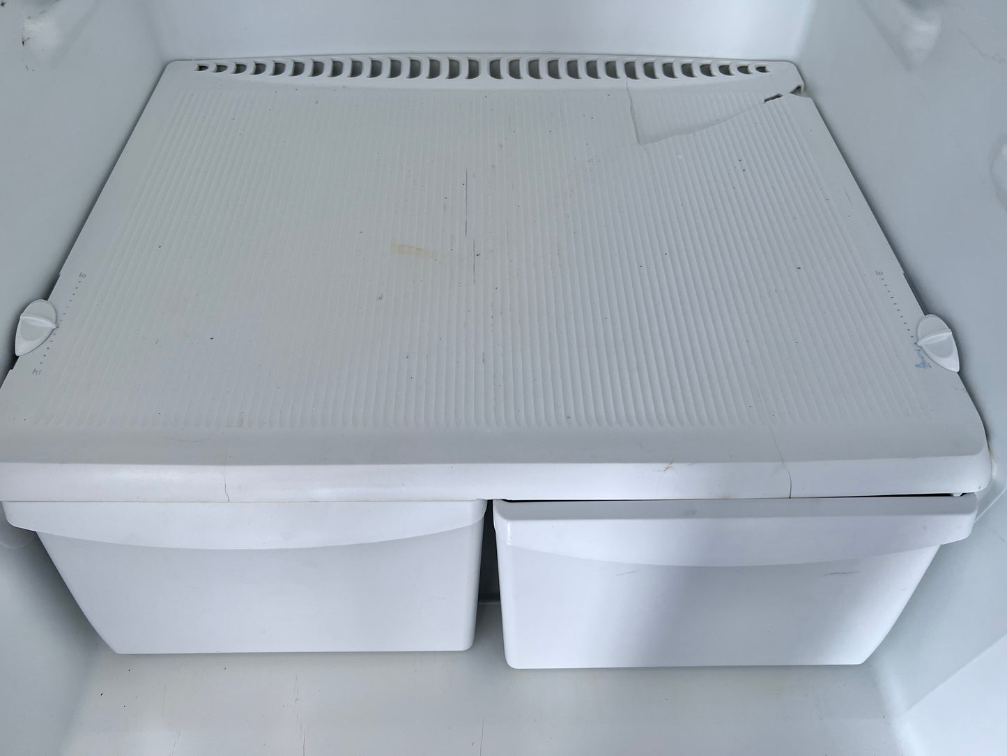 28 Inch Frigidaire Top Freezer White Refrigerator , 444368
