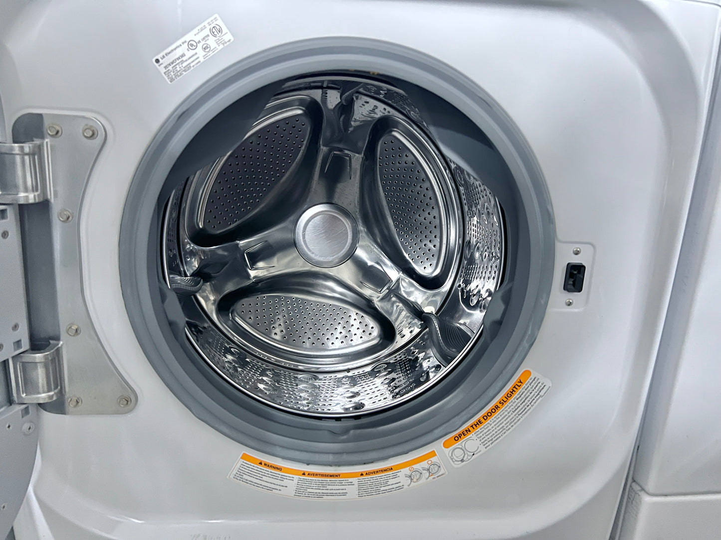 29 Inch LG TurboWash Series  WM8000HWA 5.1 cu. ft. Front Load Washer 14 Wash Cycles, 1,300 RPM, Steam Cycle, LG Twin Wash Compatibility, TurboWash,LoDecibel Quiet Operation, NeveRust Stainless Steel Drum ENERGY STAR Certification, White , 444369