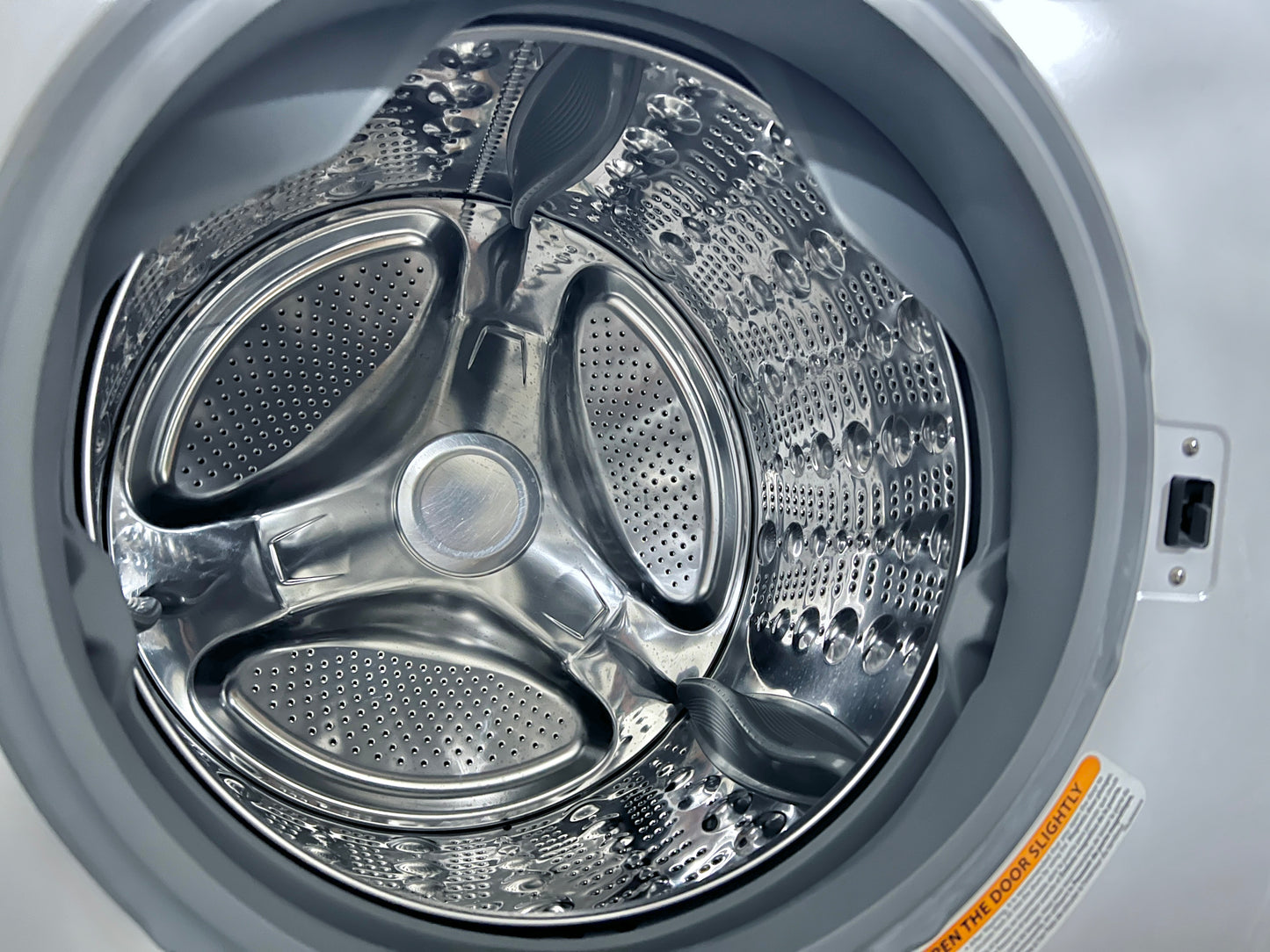 29 Inch LG TurboWash Series  WM8000HWA 5.1 cu. ft. Front Load Washer 14 Wash Cycles, 1,300 RPM, Steam Cycle, LG Twin Wash Compatibility, TurboWash,LoDecibel Quiet Operation, NeveRust Stainless Steel Drum ENERGY STAR Certification, White , 444369