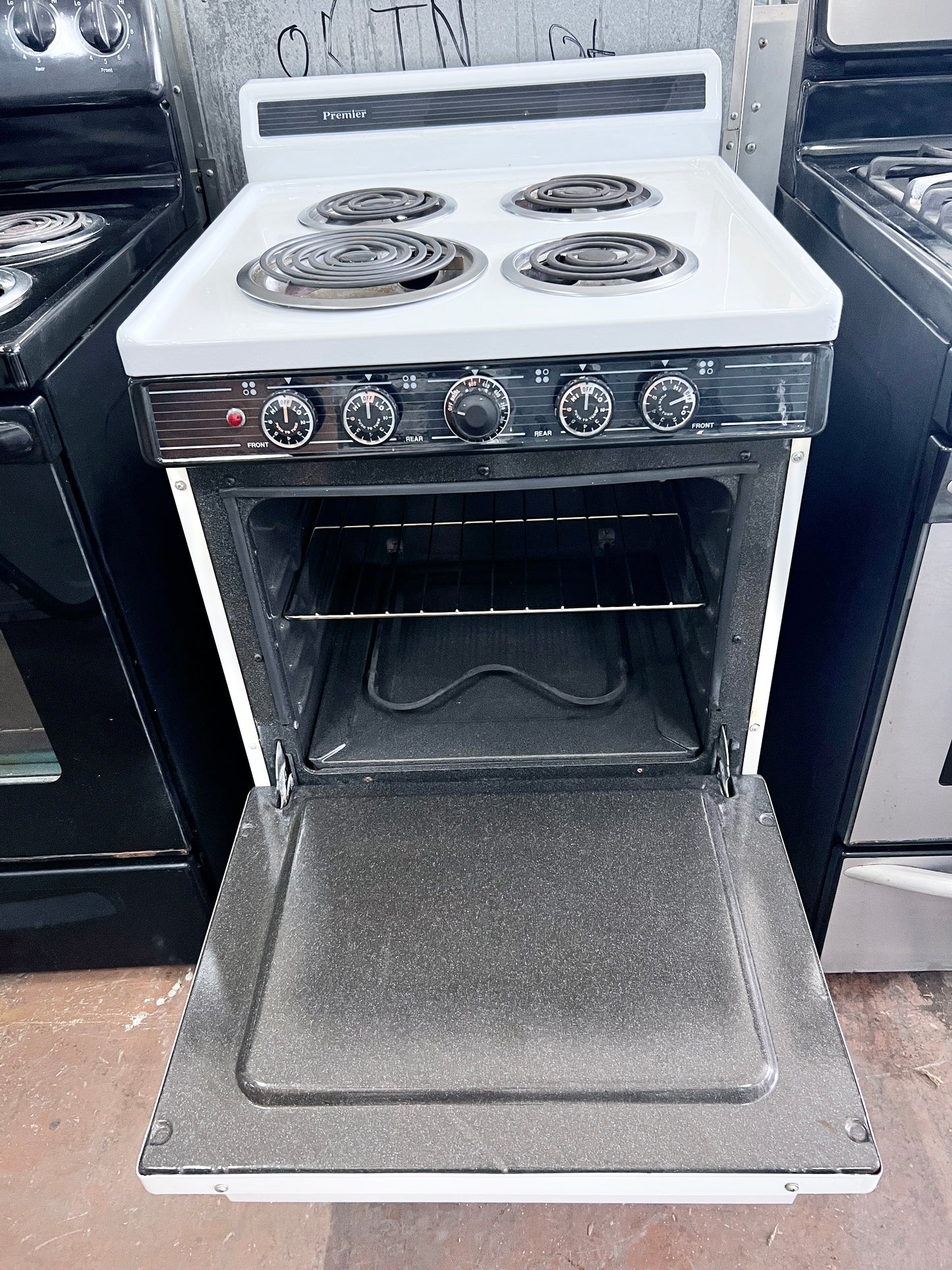 24 Inch Premier Electric Range with Oven Bake Broil , 4 Coil Element Burner , White , 444372