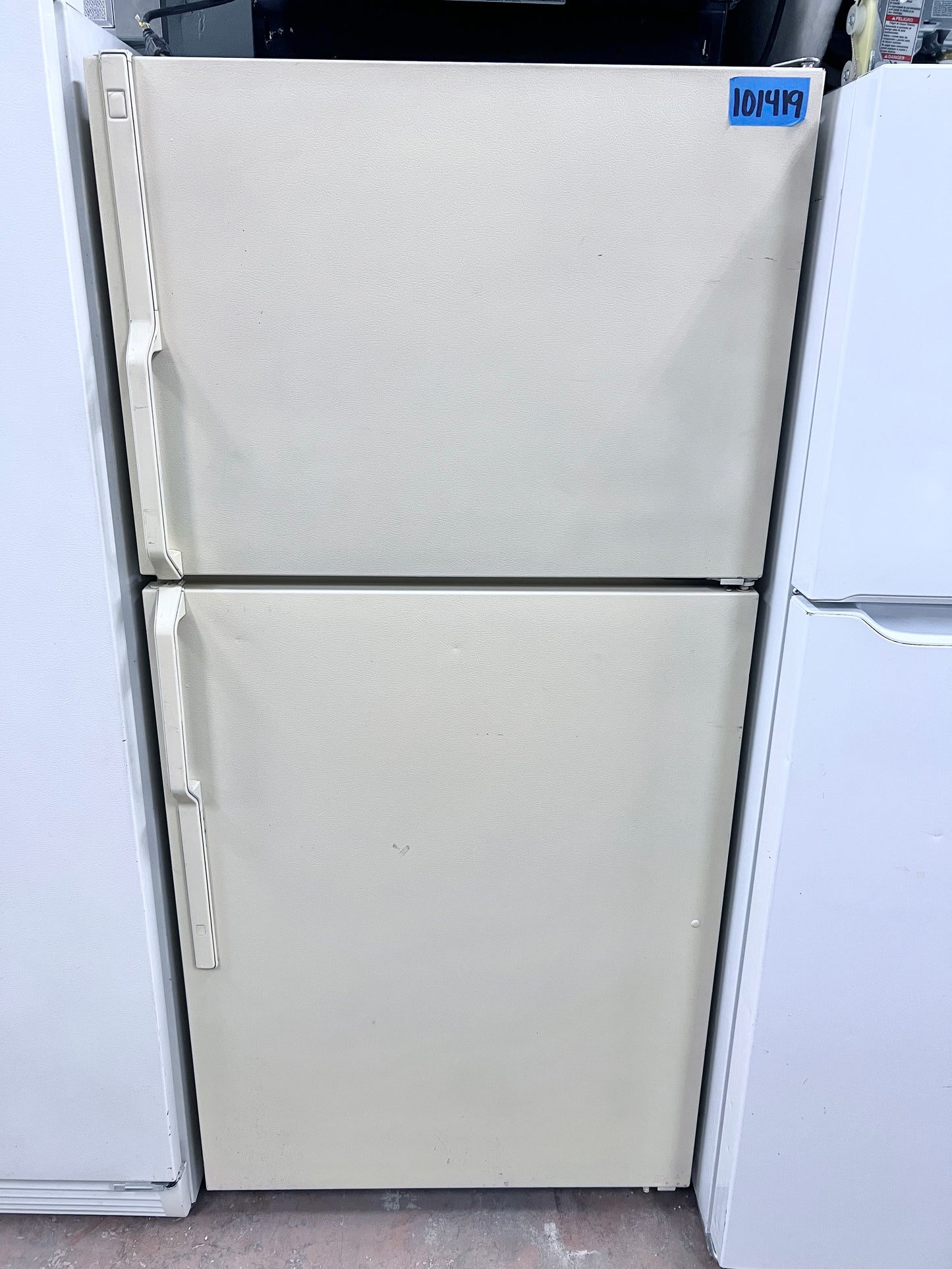 32-33 Inch Wide GE Top Freezer Off White Refrigerator 20 Cu Ft , Used , Working , TBX21JATMRAD, 101419