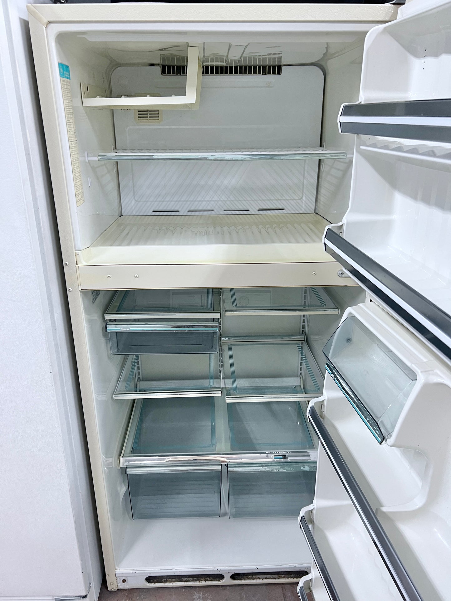 32-33 Inch Wide GE Top Freezer Off White Refrigerator 20 Cu Ft , Used , Working , TBX21JATMRAD, 101419