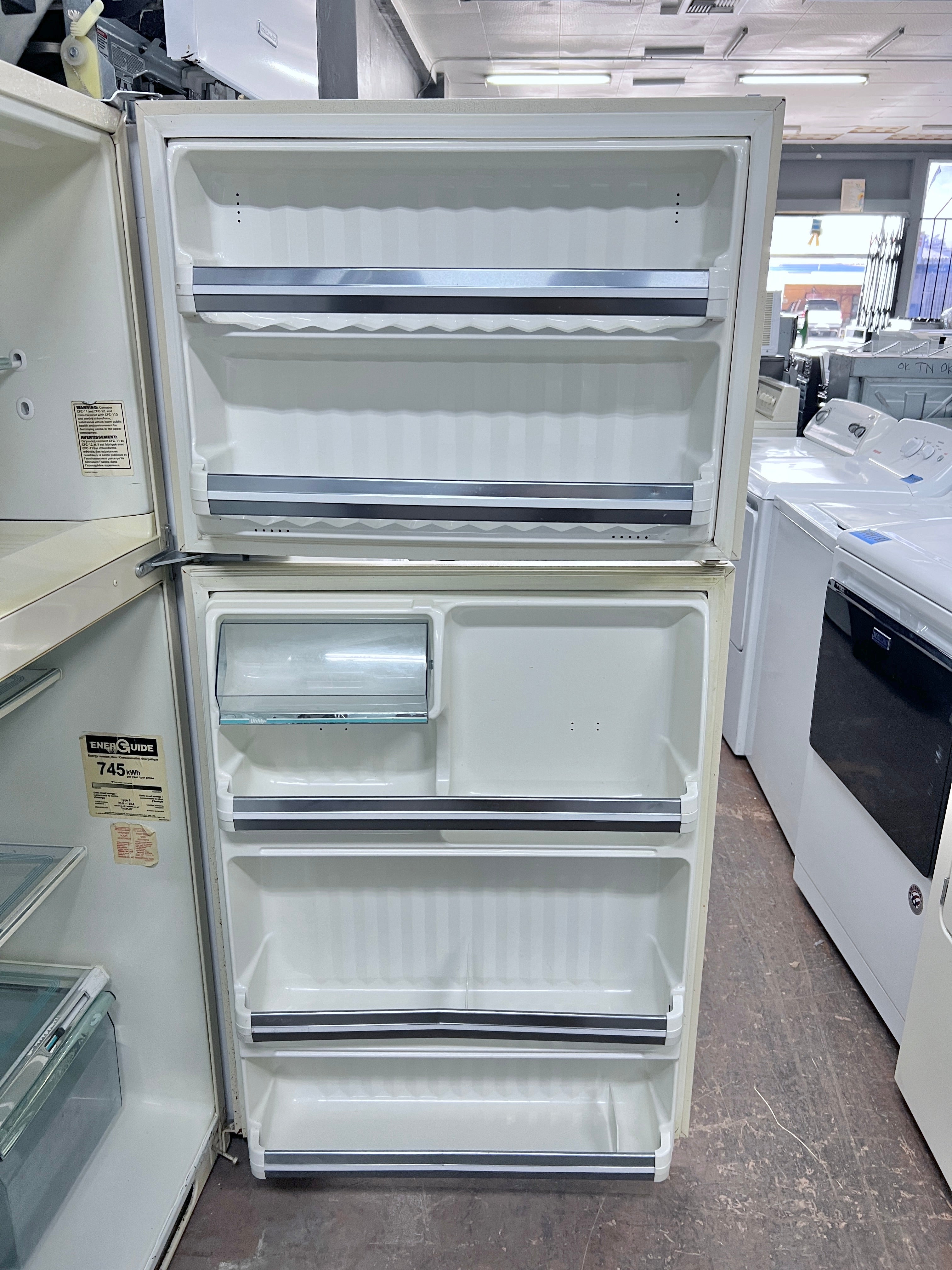 32-33 Inch Wide GE Top Freezer Off White Refrigerator 20 Cu Ft