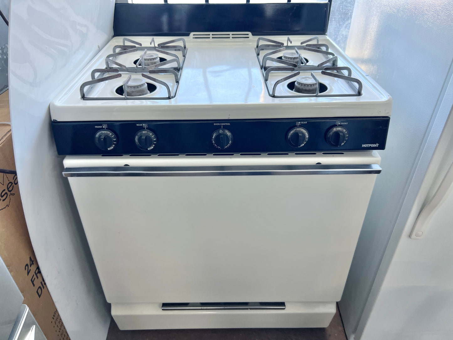 30 inch Hotpoint Gas Range 4 Burner , Oven , White , 444381
