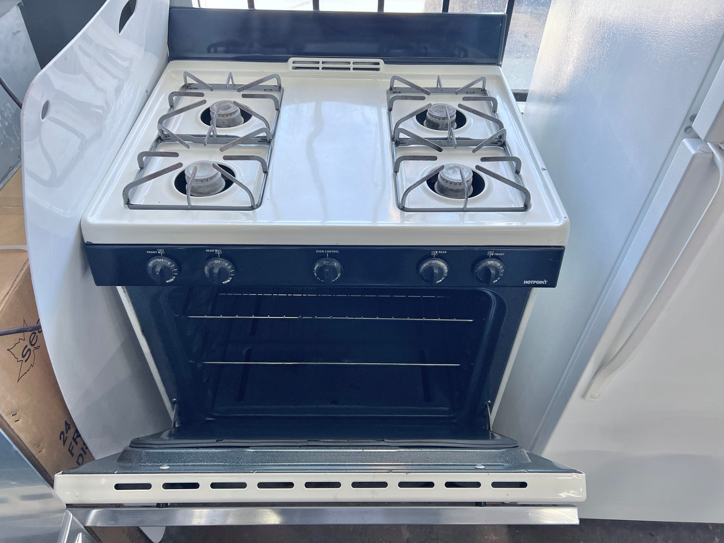 30 inch Hotpoint Gas Range 4 Burner , Oven , White , 444381