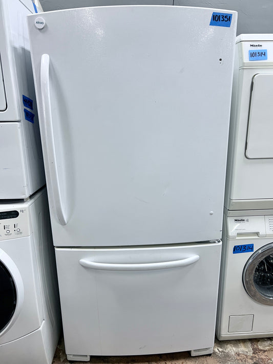 33 Inch GE GDSC3KCYCWW Bottom Freezer Refrigerator with Ice Maker , In White , 101351