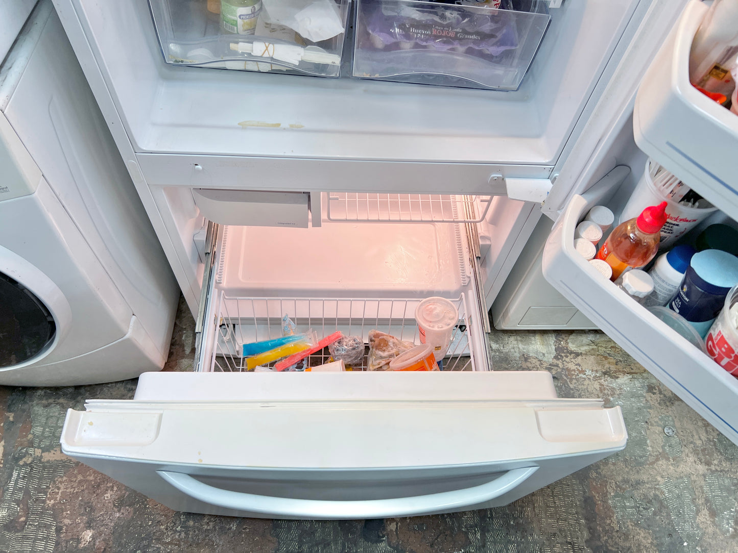 33 Inch GE GDSC3KCYCWW Bottom Freezer Refrigerator with Ice Maker , In White , 101351