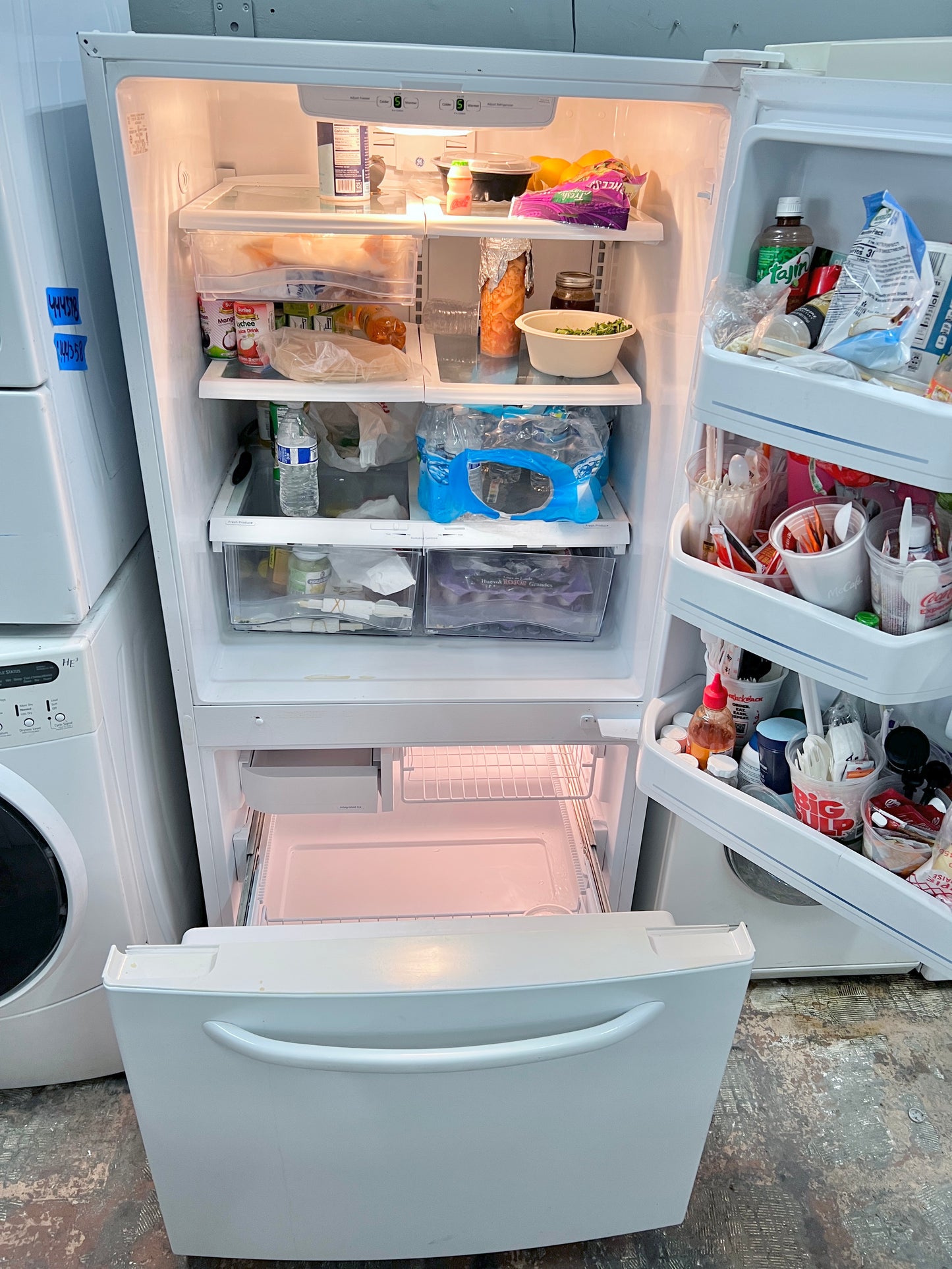 33 Inch GE GDSC3KCYCWW Bottom Freezer Refrigerator with Ice Maker , In White , 101351