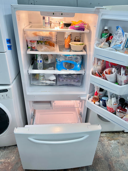 33 Inch GE GDSC3KCYCWW Bottom Freezer Refrigerator with Ice Maker , In White , 101351