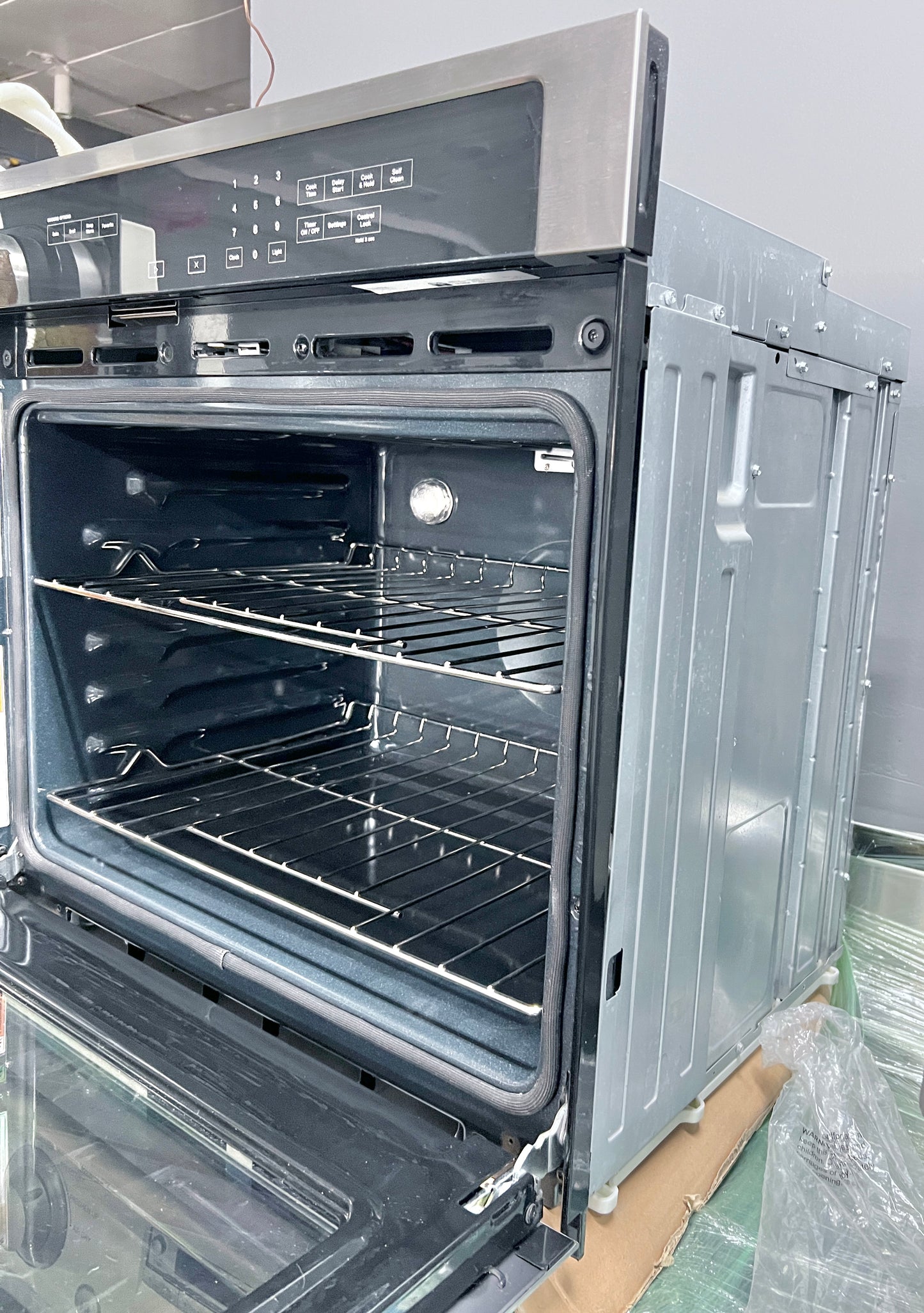 30 Inch Whirlpool  WOS31ES0JS 5.0 Cu. Ft. Electric Single Wall Oven,New Open Box , Self-Cleaning, 5.0 cu. ft., Hidden Bake Element, Control Lock Sabbath, ADA, Stainless Steel, 999149