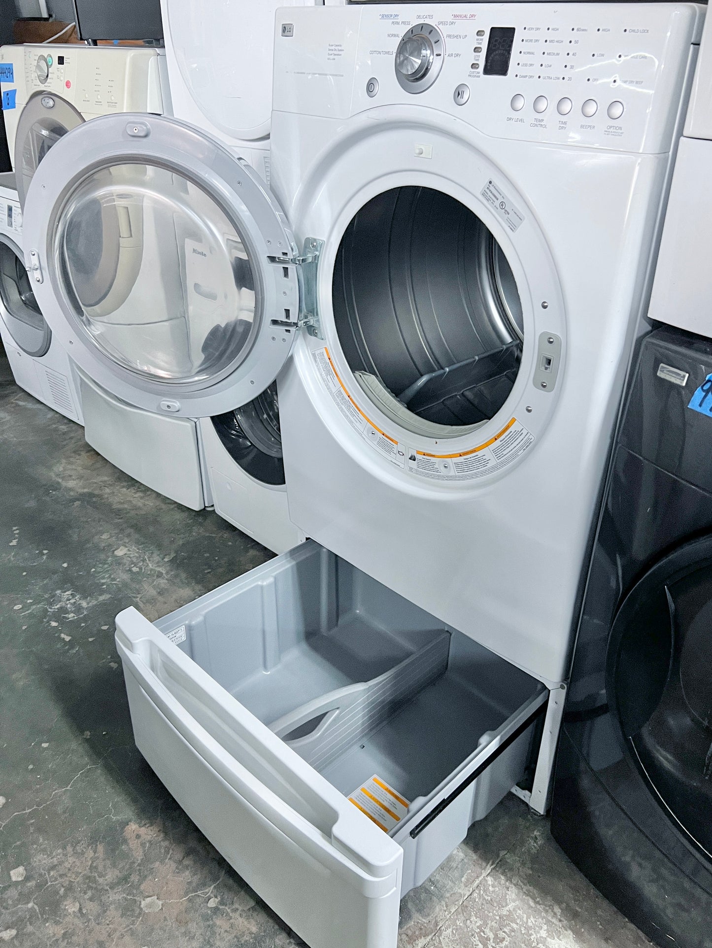 27 inch LG  DLE3733W Front Load Electric Dryer with pedestal  7.3 cu. ft., 7 Drying Cycles, 5 Temperature Levels, Wrinkle Care Option , Sensor Dry System, White , 444404