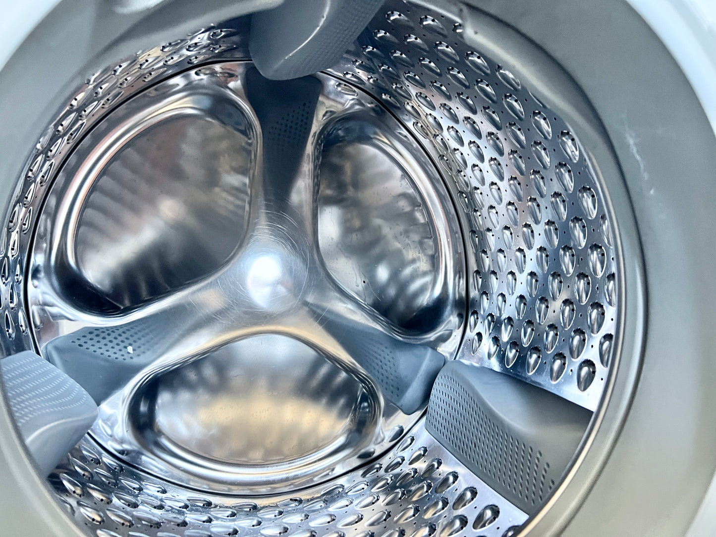24 Inch Bosch Axxis Plus Series  WAS24460UC Compact Front Load Stackable Washer , 2.2 cu. ft. Capacity, 15 Wash Programs, Energy Consumption of 130 kWH/year, Touch Controls & LED Display 1,200 RPM Spin Speed , 444389