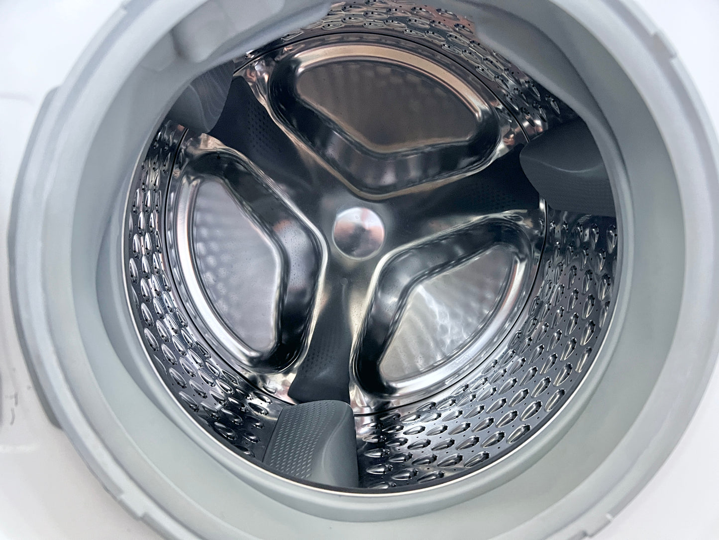 24 Inch Bosch Ascenta Series  WAP24200UC Front Load Compact Washer 2.2 cu. ft., Raindrop Structured Stainless Steel Drum, Anti Vibration Circular Side Walls, 30 Min. Quick Wash , White Door , 444394