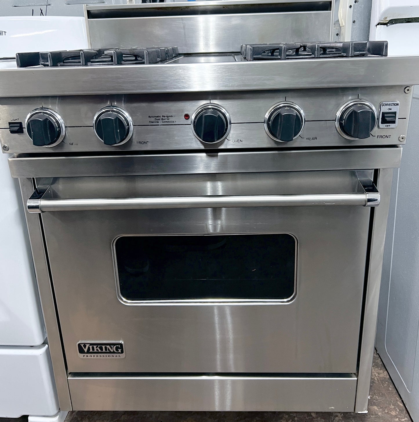 Viking Professional 系列 VGIC3054BSS 30 吋專業型瓦斯爐，附 4 個開放式燃燒器，附 VariSimmer、雙烘焙燃燒器、ProFlow 對流和 Gourmet-Glo 紅外線烤爐，不銹鋼，101247