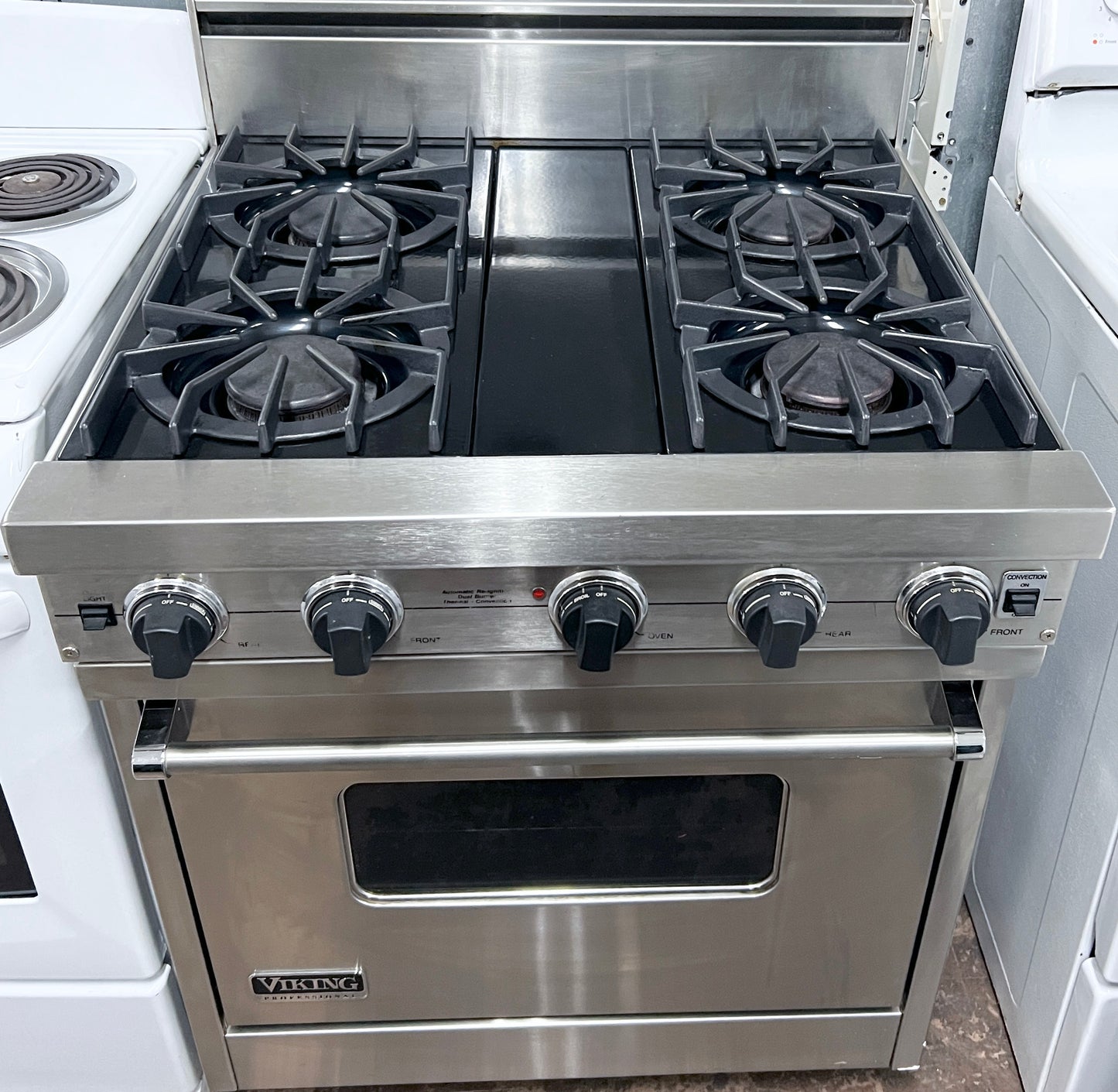 Viking Professional 系列 VGIC3054BSS 30 吋專業型瓦斯爐，附 4 個開放式燃燒器，附 VariSimmer、雙烘焙燃燒器、ProFlow 對流和 Gourmet-Glo 紅外線烤爐，不銹鋼，101247