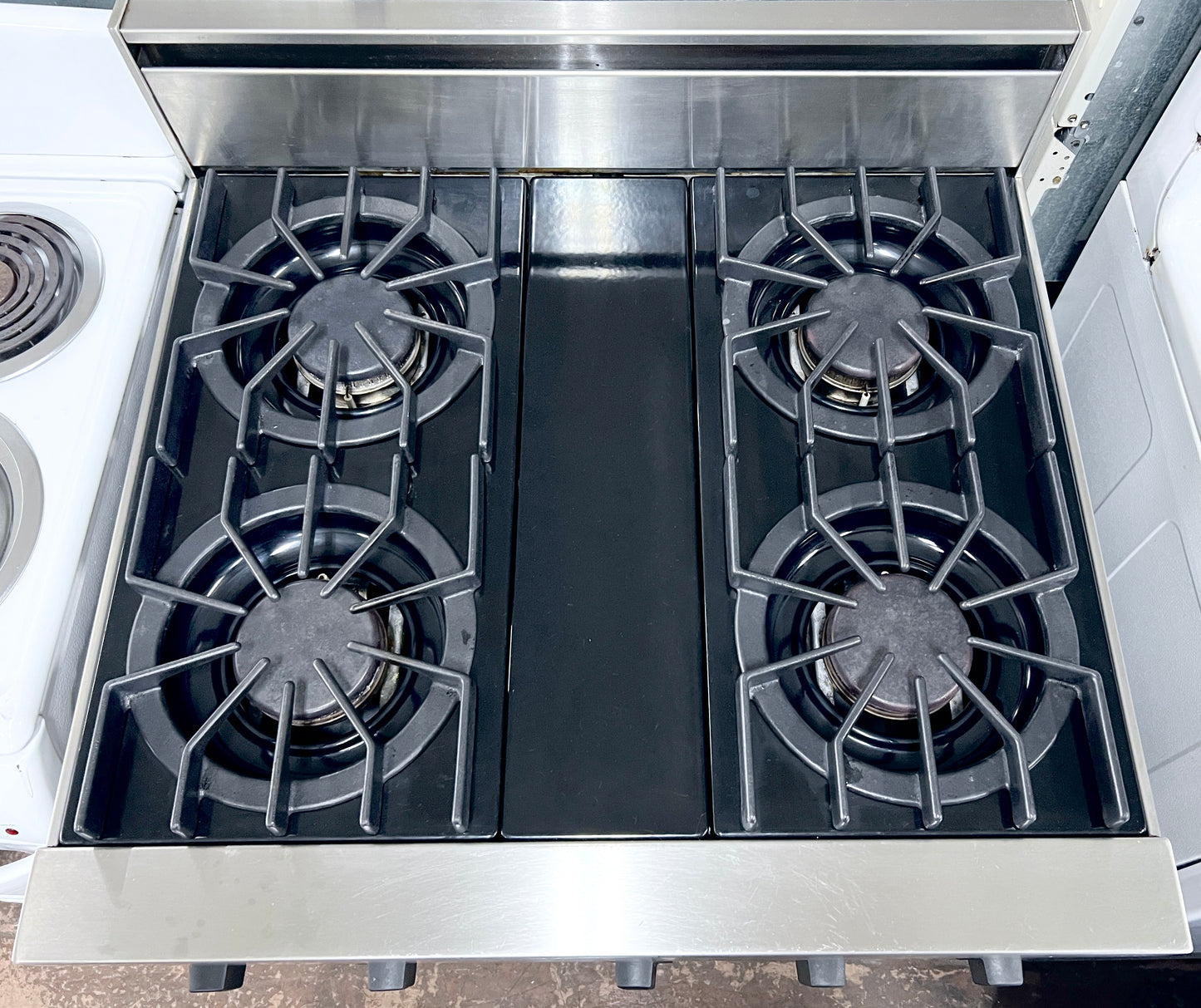 Viking Professional 系列 VGIC3054BSS 30 吋專業型瓦斯爐，附 4 個開放式燃燒器，附 VariSimmer、雙烘焙燃燒器、ProFlow 對流和 Gourmet-Glo 紅外線烤爐，不銹鋼，101247