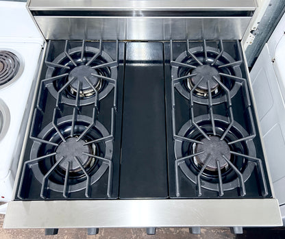Viking Professional 系列 VGIC3054BSS 30 吋專業型瓦斯爐，附 4 個開放式燃燒器，附 VariSimmer、雙烘焙燃燒器、ProFlow 對流和 Gourmet-Glo 紅外線烤爐，不銹鋼，101247