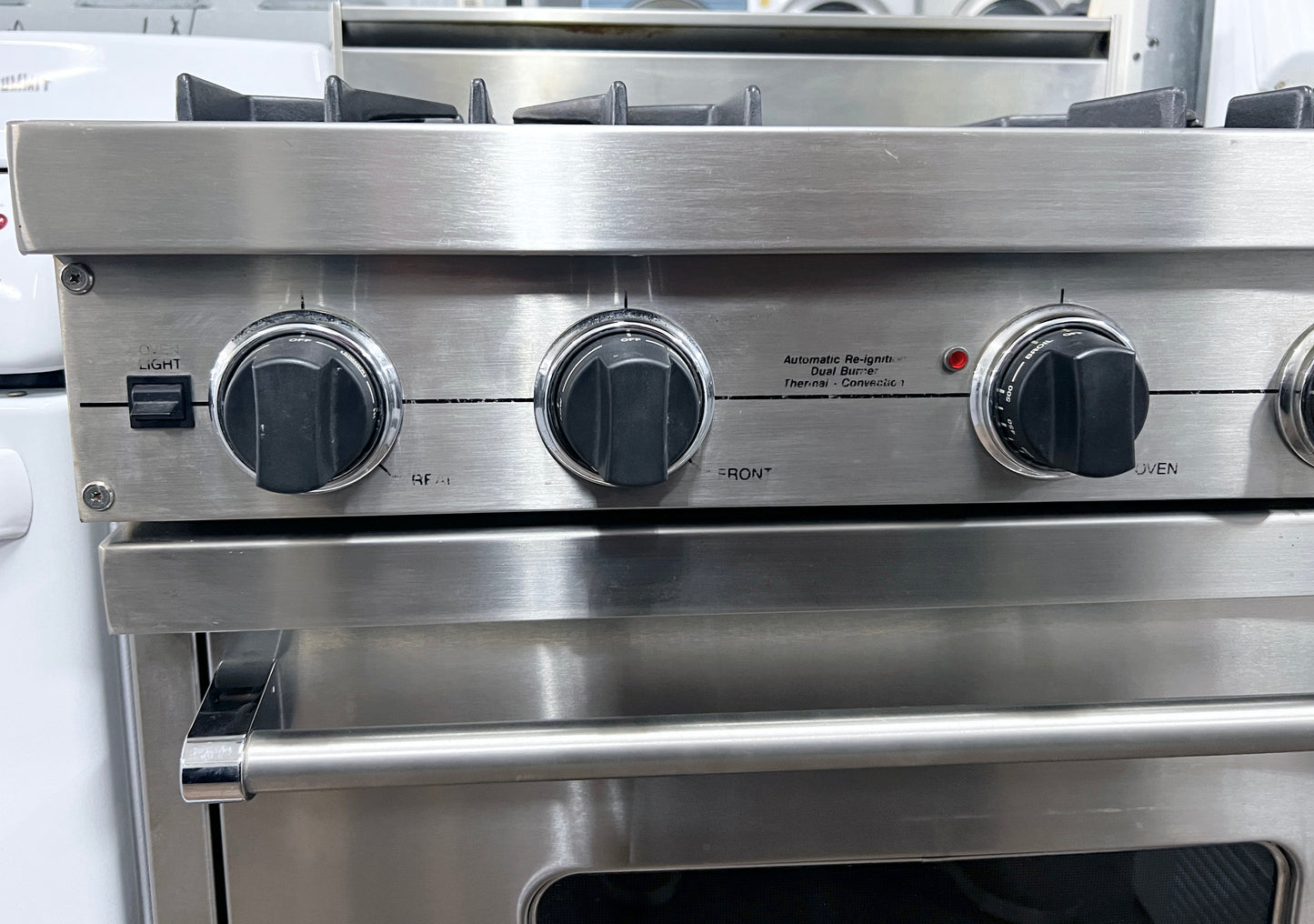 Viking Professional 系列 VGIC3054BSS 30 吋專業型瓦斯爐，附 4 個開放式燃燒器，附 VariSimmer、雙烘焙燃燒器、ProFlow 對流和 Gourmet-Glo 紅外線烤爐，不銹鋼，101247