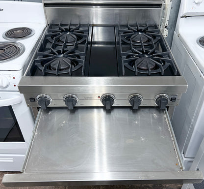 Viking Professional 系列 VGIC3054BSS 30 吋專業型瓦斯爐，附 4 個開放式燃燒器，附 VariSimmer、雙烘焙燃燒器、ProFlow 對流和 Gourmet-Glo 紅外線烤爐，不銹鋼，101247