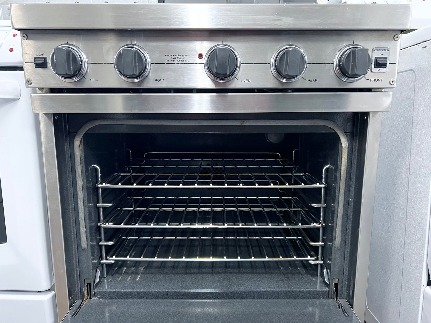 Viking Professional 系列 VGIC3054BSS 30 吋專業型瓦斯爐，附 4 個開放式燃燒器，附 VariSimmer、雙烘焙燃燒器、ProFlow 對流和 Gourmet-Glo 紅外線烤爐，不銹鋼，101247