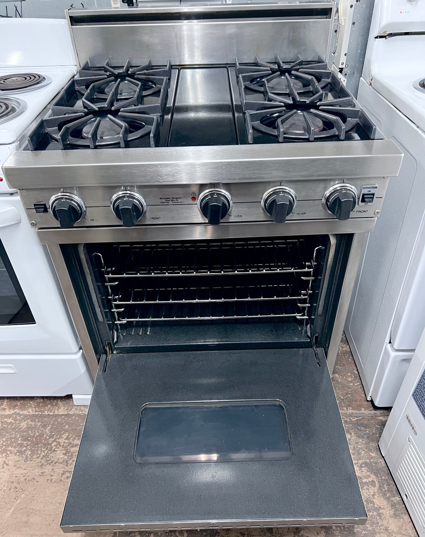 Viking Professional 系列 VGIC3054BSS 30 吋專業型瓦斯爐，附 4 個開放式燃燒器，附 VariSimmer、雙烘焙燃燒器、ProFlow 對流和 Gourmet-Glo 紅外線烤爐，不銹鋼，101247