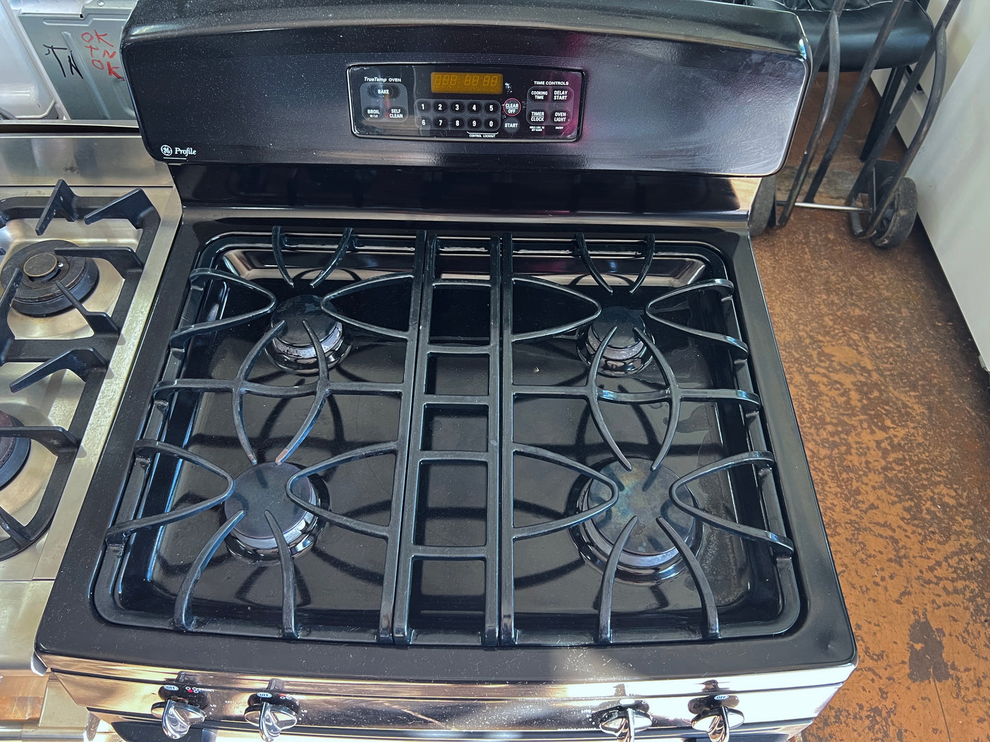 30 inch GE Profile JGB900BEK5BB , 4 Burner Gas Range with Oven , Black Color , 444398